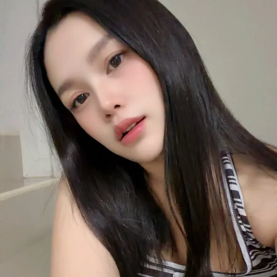 파타야 판다 클럽 — 긴 생머리 여성의 가까운 셀카