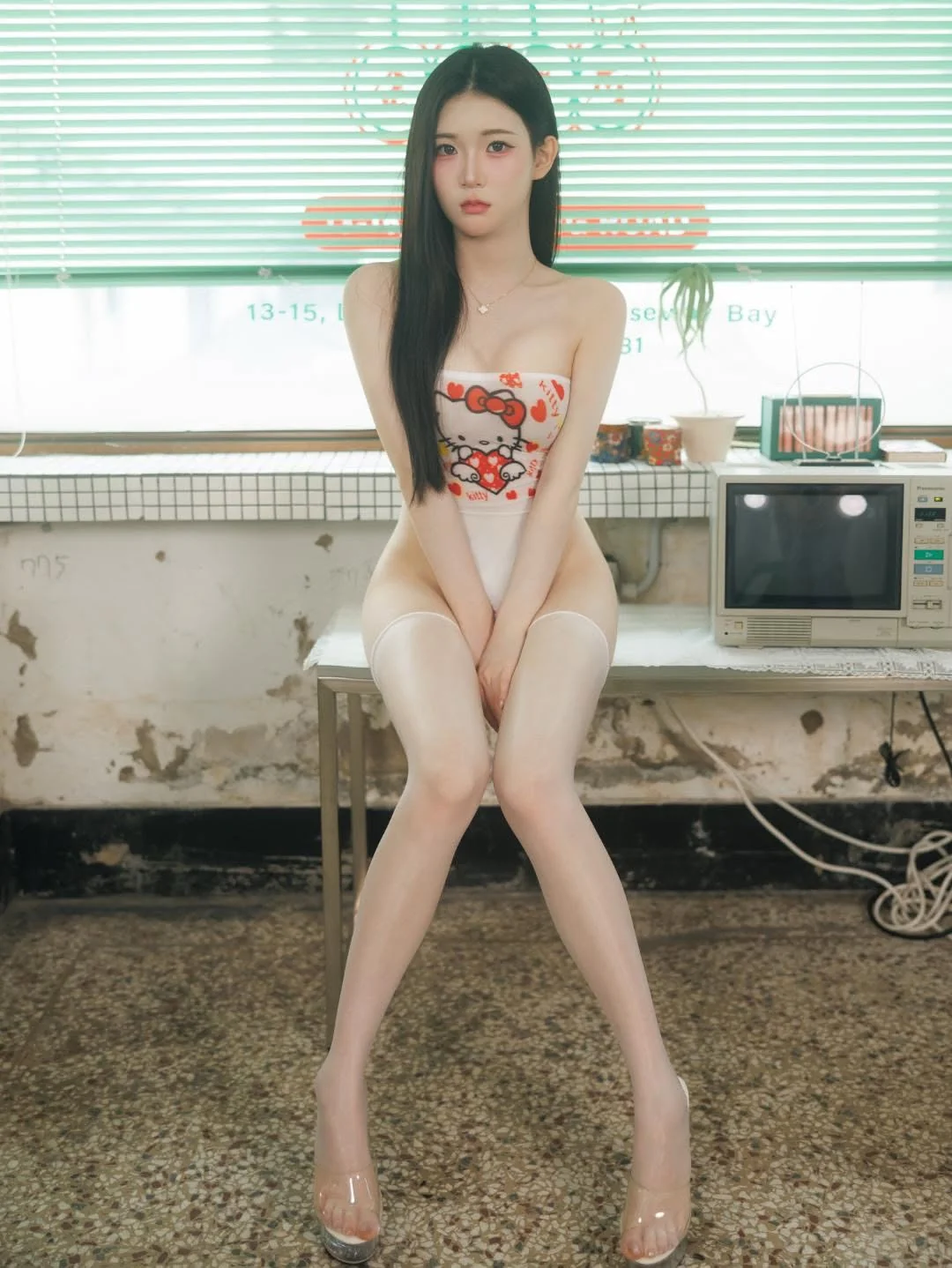 헬로키티 무늬 수영복을 입은 여성